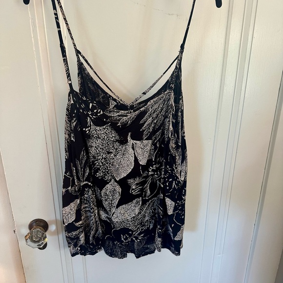 Volcanic black and white tank top with cutout detail size 14 - Picture 3 of 4